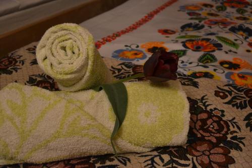 a towel sitting on top of a table at AGROTURYSTYKA TEOSIOWO in Pobiedna