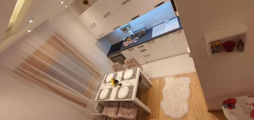 - une vue de tête sur une petite cuisine avec une table dans l'établissement Apartman Jovana, à Zlatibor