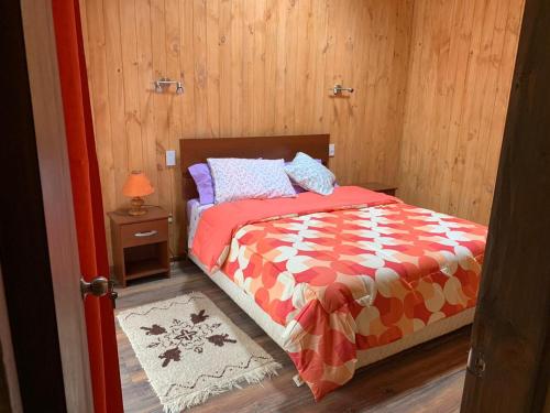 Łóżko lub łóżka w pokoju w obiekcie Cabañas Noche Estrellada Pucón