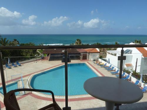 Bazén v ubytování Helios Bay Hotel and Suites nebo v jeho okolí