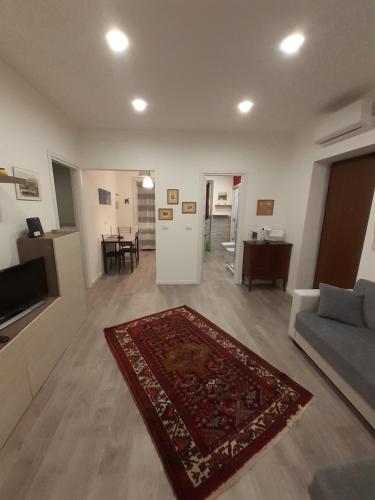 un soggiorno con divano e tappeto di Casa Calù a Genova