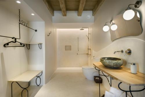 a bathroom with a bowl sink and a shower at OS ORMOS Casa Rural - Apartamentos - Habitaciones in Espuéndolas