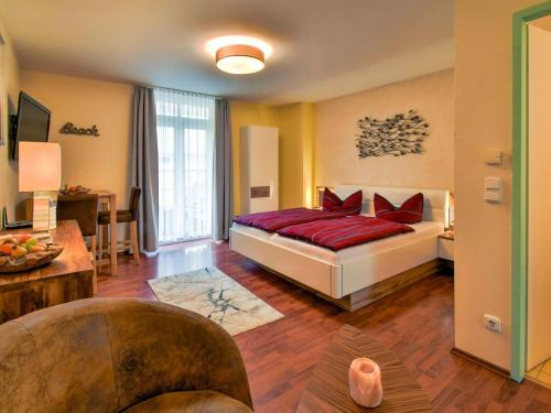 ヴィーク・アウフ・リューゲンにあるModern Apartment in Wiek with Terraceのベッドルーム1室(赤い枕のベッド1台付)