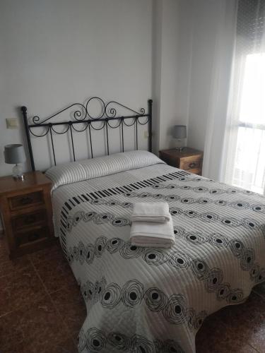 1 dormitorio con 1 cama con 2 toallas en CASA RURAL AGUA AGRIA, en Pórtugos