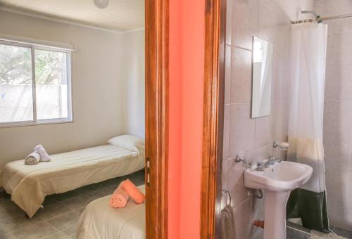 een kleine badkamer met een wastafel, een toilet en een wastafel bij Casa en Claromecó La Alegria in Balneario Claromecó