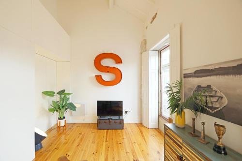 a living room with a large letter s on the wall at FLH Aliados Loft in Porto