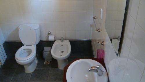Phòng tắm tại Fuerte Calafate Hotel Panorámico