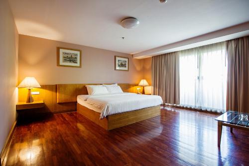 
A bed or beds in a room at The Aiyapura Bangkok
