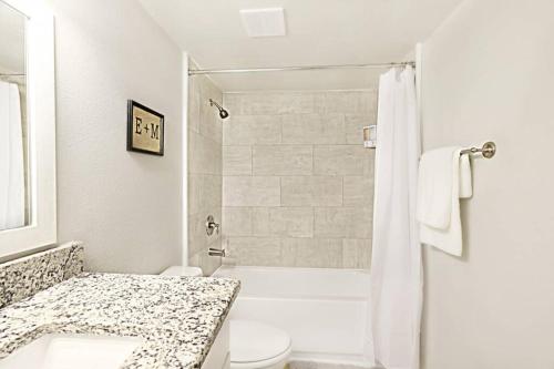 ダラスにあるThe Resting Space - FREE ARBORETUM TICKETSのシャワーとトイレ付きの白いバスルーム