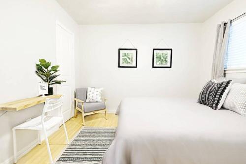 ダラスにあるThe Resting Space - FREE ARBORETUM TICKETSのベッドと机と椅子のある寝室