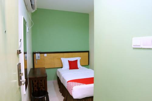 Postel nebo postele na pokoji v ubytování OYO 44054 Holiday Mansion Inn