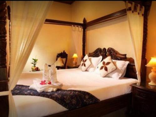 מיטה או מיטות בחדר ב-Alam Jogja Resort Mitra RedDoorz