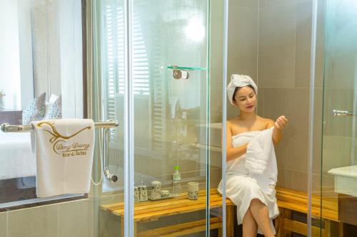 Kylpyhuone majoituspaikassa Dong Duong Hotel & Suites
