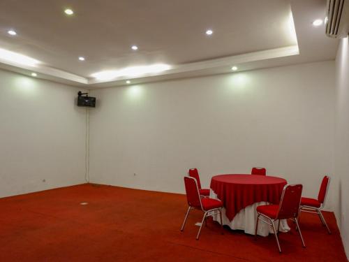 Una televisión o centro de entretenimiento en RedDoorz At Jalan Sriwijaya Semarang