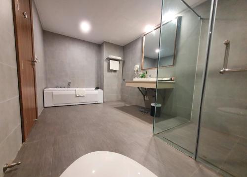Ванная комната в Muong Thanh Dien Chau Hotel