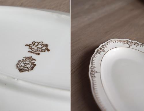 a white plate with a royal crown on it and a sticker on it at Hotel IRARAGORRI in Galdakao