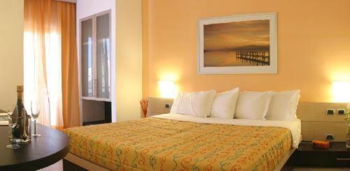 Habitación de hotel con cama grande con almohadas blancas en Hotel I Cedri, en Scandicci