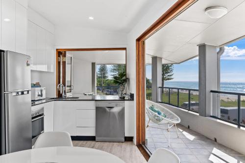 Η κουζίνα ή μικρή κουζίνα στο Sea Salt - Lennox Head