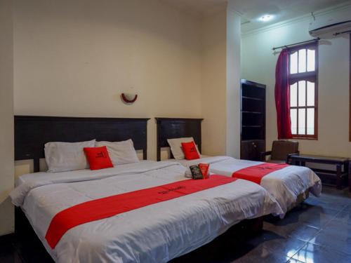 Katil atau katil-katil dalam bilik di RedDoorz near Tugu Yogyakarta