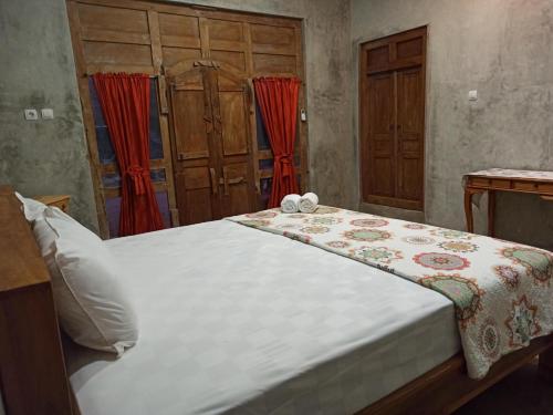 Postel nebo postele na pokoji v ubytování Watukarung Ristu Homestay