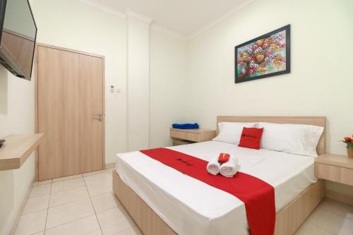 Кровать или кровати в номере RedDoorz Syariah @ Cinere Depok