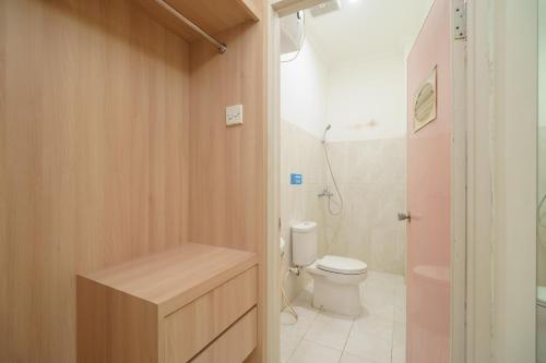 Ванная комната в RedDoorz Syariah @ Cinere Depok