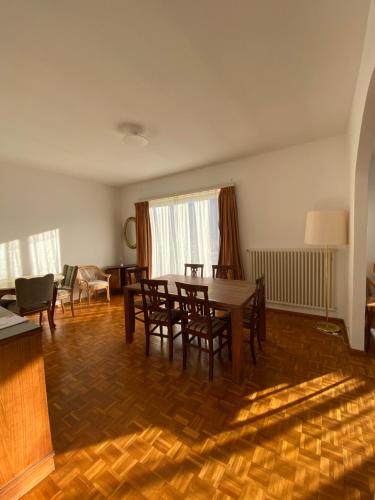 sala de estar con mesa de comedor y sillas en Cube 3A Flat, en Lugano