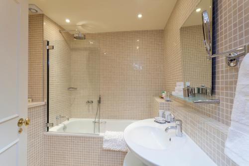 The Capital Hotel, Apartments & Townhouse - Small Luxury Hotels of The World photo 68