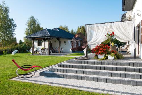 a garden with a red bench and a house at Za Gościńcem in Kazimierz Dolny