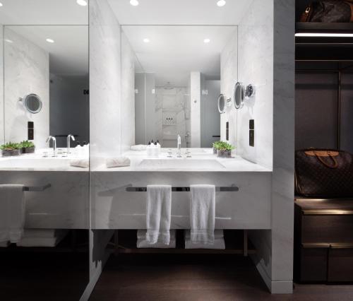 a bathroom with two sinks and a mirror at The Hari Hong Kong in Hong Kong