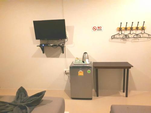 a room with a desk and a tv and a table at Seasmile kohlarn in Ko Larn