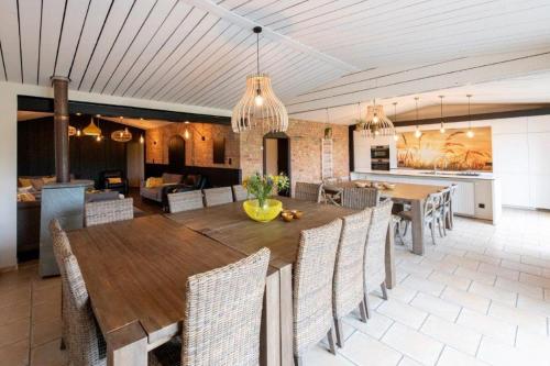 - une salle à manger avec une table et des chaises en bois dans l'établissement Domein Rietvelde, à Oostduinkerke