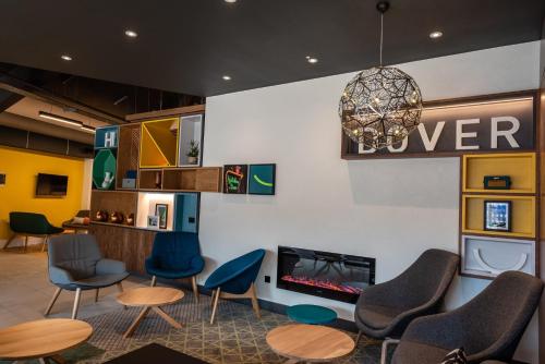 a waiting room with chairs and a fireplace at Holiday Inn Dover by IHG in Dover