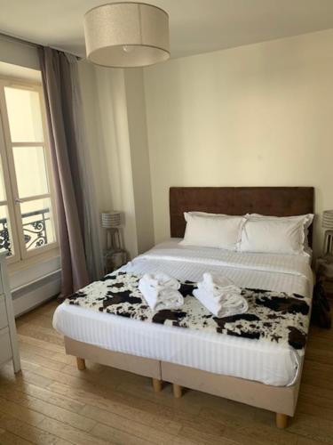 a bedroom with a bed with two towels on it at Lovely parisien apartment (opera 3) in Paris