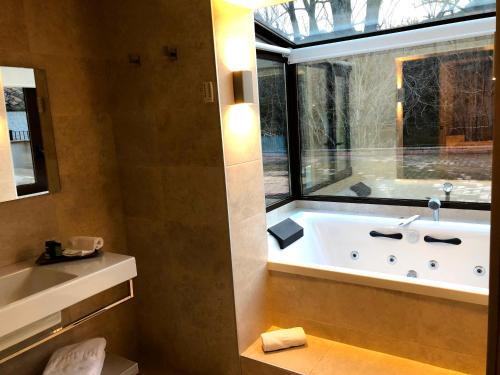 Ванная комната в CAN MARLET MONTSENY Hotel Boutique