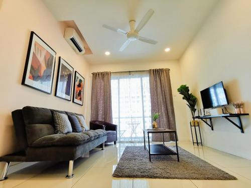 uma sala de estar com um sofá e uma ventoinha de tecto em Skypod Residence Puchong em Puchong