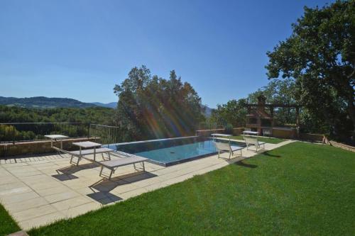 a pool with benches and a fountain in a yard at Villa Paradiso in Mensano