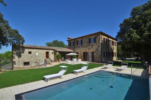 a villa with a swimming pool in front of a building at Villa Paradiso in Mensano