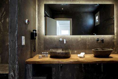 Vonios kambarys apgyvendinimo įstaigoje Luxury Naxos Villas Grande Suite Air Conditioning Outdoor Pool 1 Bedroom Stelida