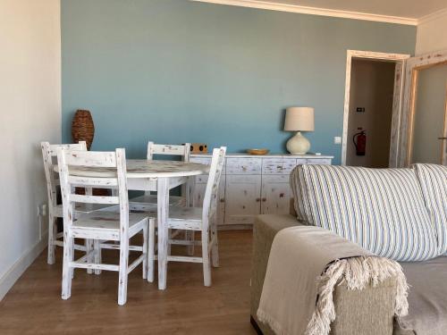 une salle à manger avec une table, des chaises et un canapé dans l'établissement Ryan´s Flat, à Portimão