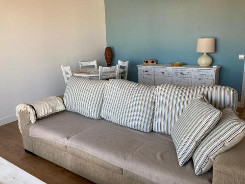 - un canapé avec des oreillers à rayures dans le salon dans l'établissement Ryan´s Flat, à Portimão