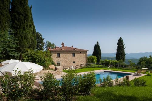 une villa avec une piscine et un bâtiment dans l'établissement Villa Bottaia - Homelike Villas, à Molinelli