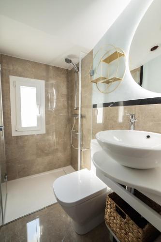 a bathroom with a sink and a toilet and a shower at Apartamentos San Francisco - Centrico in Mota del Cuervo