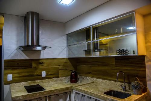 - une cuisine avec un évier et un comptoir dans l'établissement Vacation Fortaleza Apartment, à Fortaleza