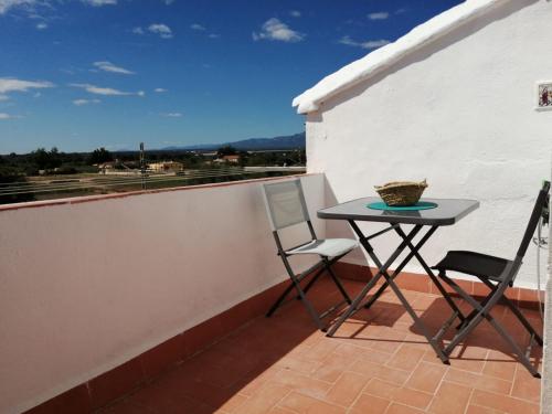 einen kleinen Tisch und zwei Stühle auf dem Balkon in der Unterkunft Via ca´ls Avis in Campredó