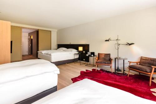 Habitación de hotel con 2 camas y alfombra roja en Alma Pamplona, en Pamplona