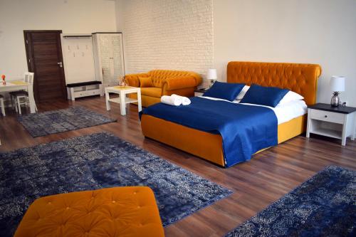 sypialnia z dużym łóżkiem i kanapą w obiekcie Sepia Restauracja & Noclegi w mieście Jasło