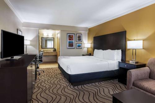 Ein Bett oder Betten in einem Zimmer der Unterkunft La Quinta by Wyndham Carlsbad - Legoland Area