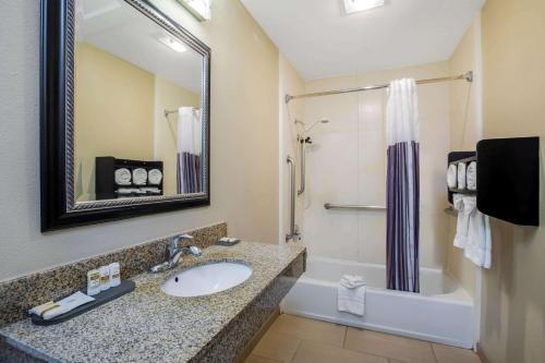 Ein Badezimmer in der Unterkunft La Quinta by Wyndham Carlsbad - Legoland Area