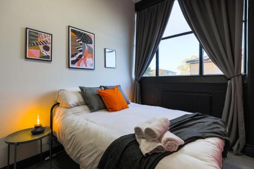 a bedroom with a bed and a window at The DreamArt Warehouse in London